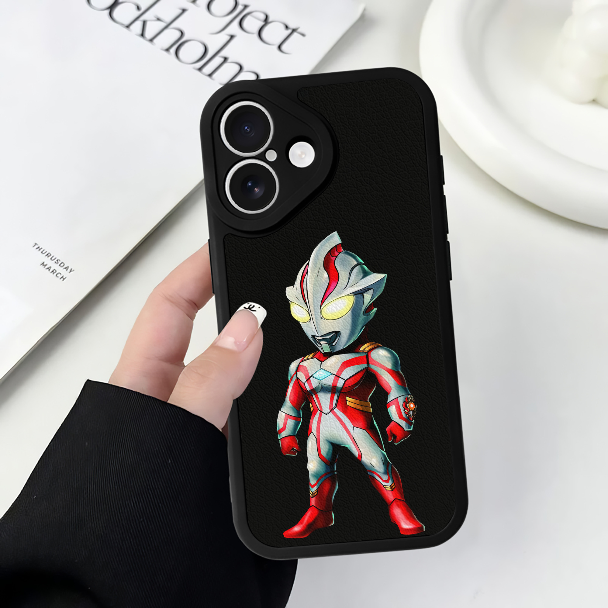 （画像用） ウルトラマン Ultraman 【iPhone 16シリーズ対応】シリコンスマホケース（レザー調） 材質：シリコン
